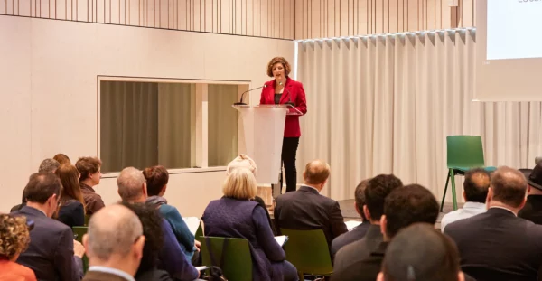 Jeanne Barseghian prenant la parole lors d'une conférence à Strasbourg devant les participants.