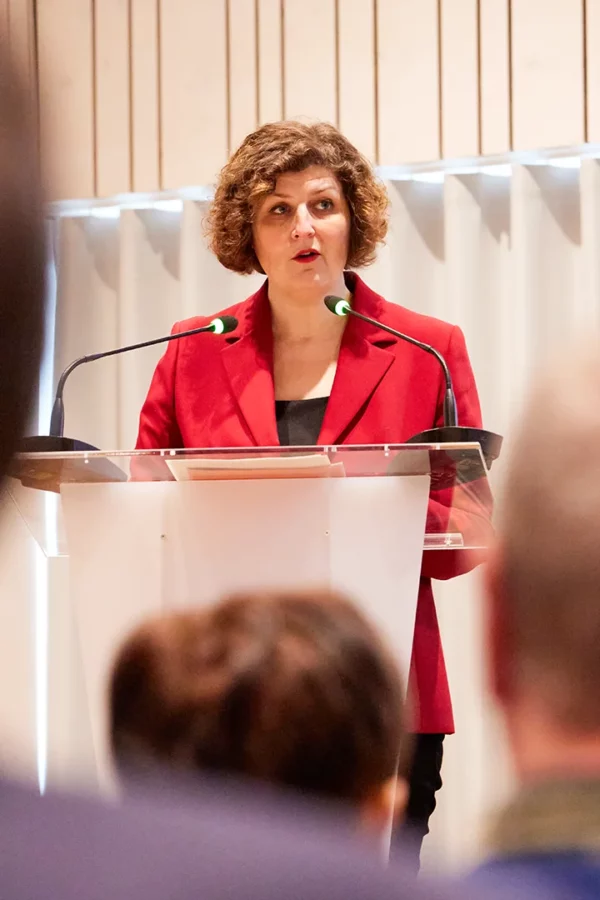 Jeanne Barseghian intervenant lors d'une conférence à Strasbourg devant un public