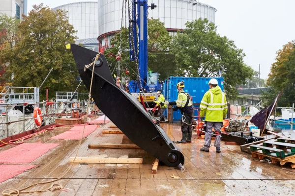 Levage d'un clapet hydraulique par une équipe d'ouvriers sur un chantier VNF à Strasbourg dans le cadre d'un suivi de chantier.