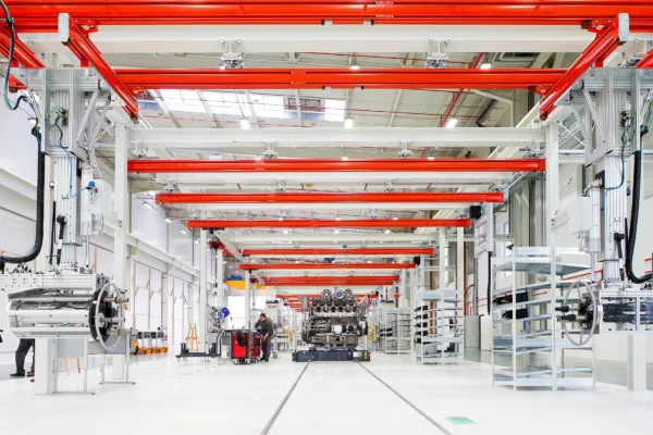 Chaîne de montage industrielle Liebherr dans l'usine de Colmar avec ligne de production automatisée et équipements de fabrication lors d'un reportage photo industriel.