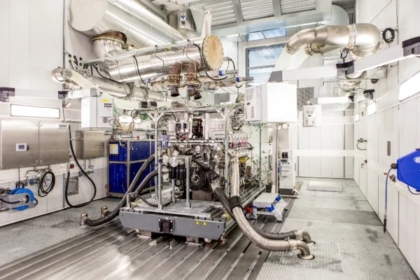 Banc d'essais moteur Liebherr dans l'usine de Colmar permettant les tests et le contrôle des performances des moteurs lors d'un reportage photo industriel.