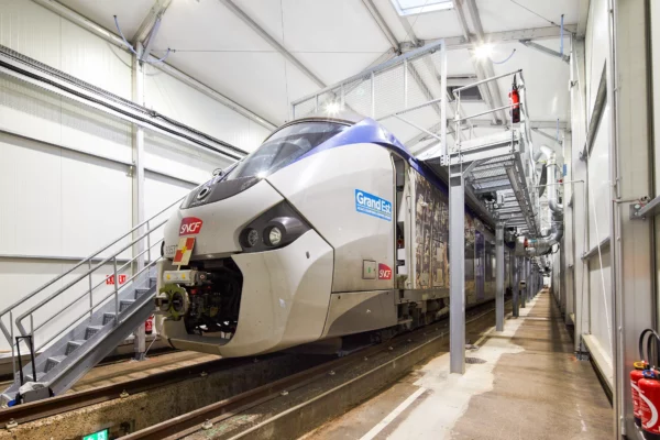 Rame TER Grand Est SNCF immobilisée dans un centre de maintenance ferroviaire à Strasbourg pour une opération d'entretien technique.