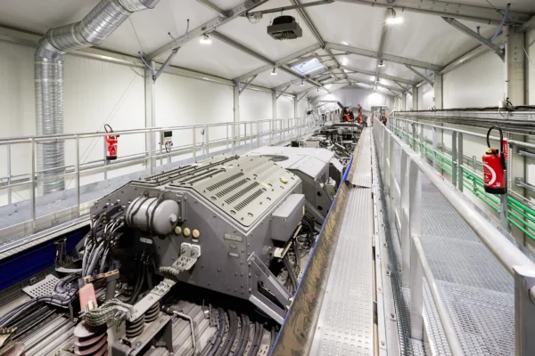 Vue d'ensemble d'un atelier de maintenance ferroviaire SNCF à Strasbourg avec une rame en cours d'entretien technique.