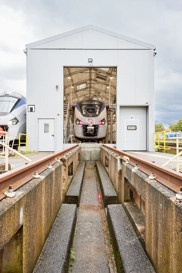 Rame TER Grand Est SNCF immobilisée dans un centre de maintenance ferroviaire à Strasbourg pour une opération d'entretien technique.
