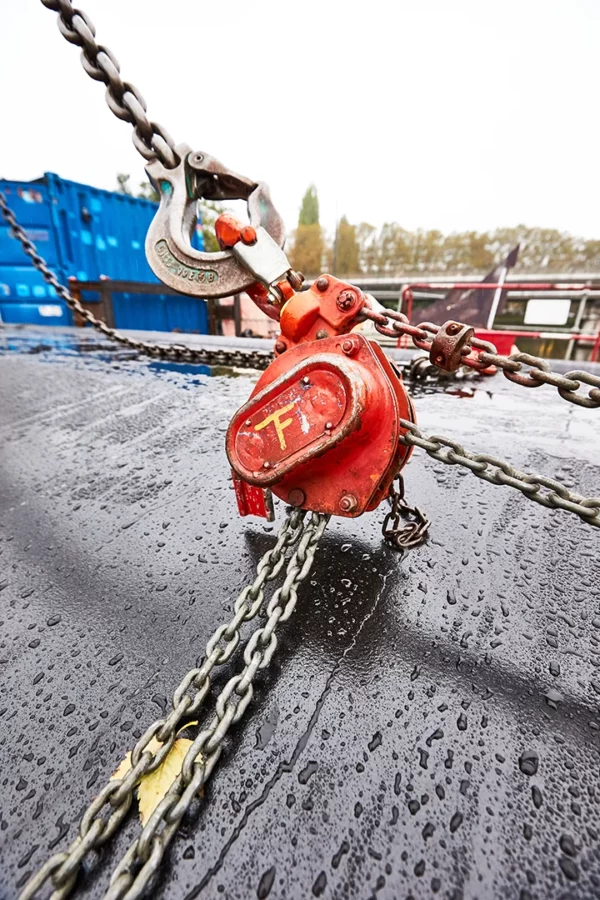 Palan à chaîne et crochet de levage utilisés sur un chantier VNF à Strasbourg dans le cadre d'un suivi de chantier.