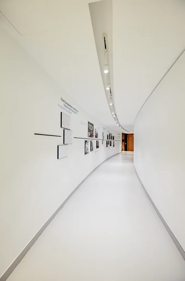 Couloir du Parlement européen illustrant son architecture intérieure contemporaine.