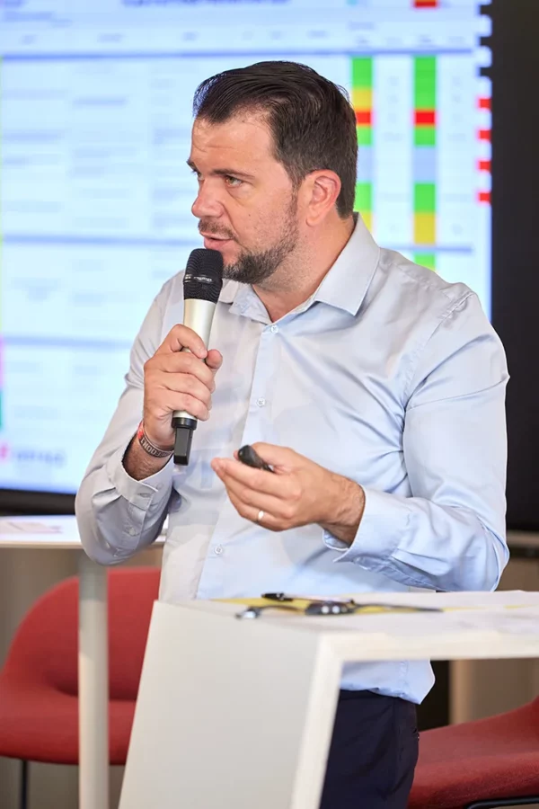 Responsable d'Eiffage Construction intervenant lors d'une conférence interne devant les collaborateurs à Strasbourg