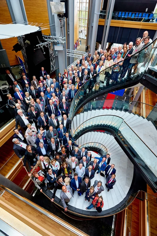 Photo de groupe officielle réalisée dans l'escalier du Parlement européen à Strasbourg lors d'un événement institutionnel