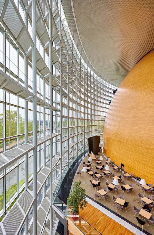 Vue du restaurant du Parlement européen intégré à une architecture contemporaine lumineuse.
