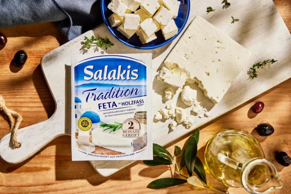 Publicité du pack de feta Salakis avec éclairage studio et mise en scène
