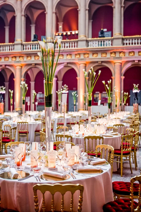 Salle de réception préparée pour un gala d'entreprise au Palais Universitaire de Strasbourg