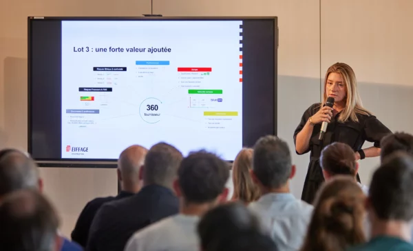 Collaboratrice Eiffage Construction présentant un projet lors d'une conférence pendant un séminaire d'entreprise