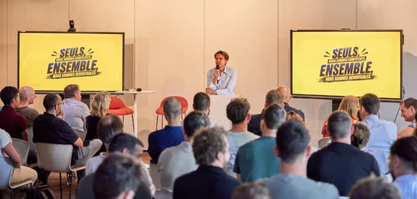 Reportage photo d'une conférence d'entreprise Eiffage Construction devant les collaborateurs lors d'un séminaire