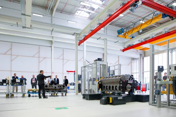 Visite d'entreprise dans l'usine Liebherr à Strasbourg avec présentation de la chaîne de montage industrielle lors d'un reportage photo industriel.