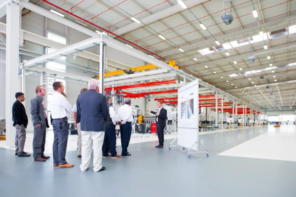 Participants à une visite d'entreprise dans l'atelier de production de l'usine Liebherr à Colmar - reportage photo industriel.