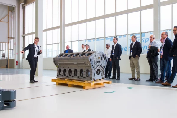 Visite d'entreprise dans l'usine Liebherr à Strasbourg avec présentation du début de la chaîne de montage d'un bloc moteur lors d'un reportage photo industriel.