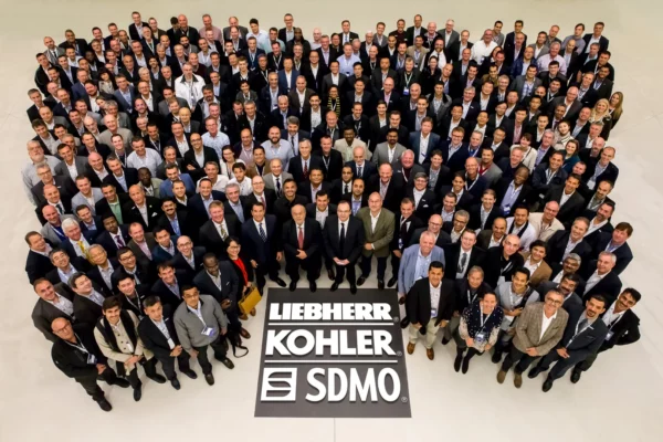Photo de groupe des participants au séminaire Liebherr Kohler SDMO au Palais des Congrès de Strasbourg