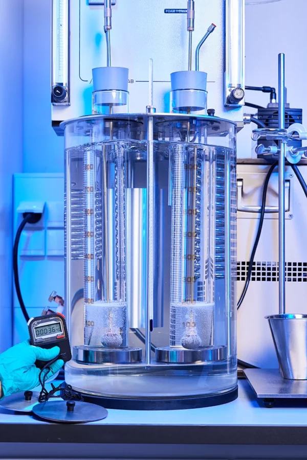 Équipement d'analyse utilisé dans le laboratoire de recherche et développement de Setral en Alsace pour le contrôle des performances de lubrifiants industriels.