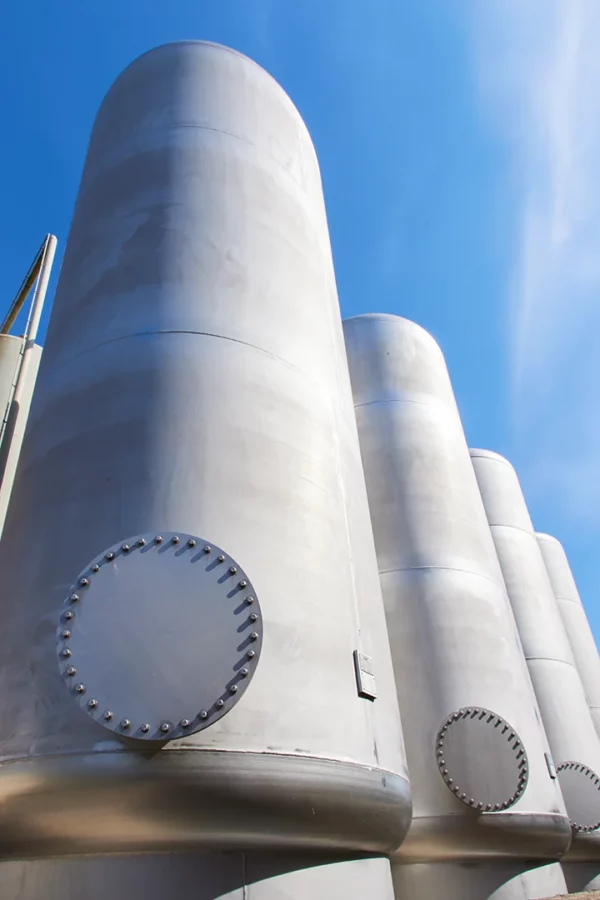 Cuves de stockage en acier inoxydable utilisées pour la fabrication et le stockage de lubrifiants industriels sur le site de production Setral en Alsace.