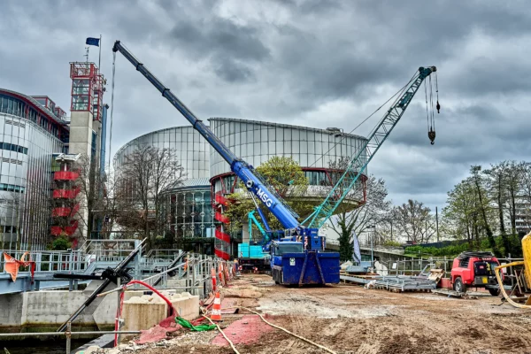 Grues de levage et installations de chantier lors des travaux de modernisation du barrage de la Robertsau pour Voies Navigables de France à Strasbourg.