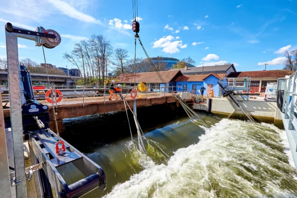 Travaux de modernisation du barrage de la Robertsau à Strasbourg pour Voies Navigables de France avec mise en eau et équipements de chantier.