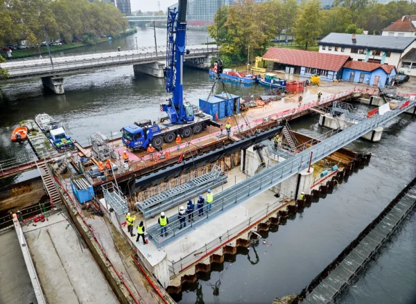 Vue aérienne d'un chantier VNF à Strasbourg montrant les travaux de génie civil, les ouvrages hydrauliques et les équipes intervenant dans le cadre d'un suivi de chantier.